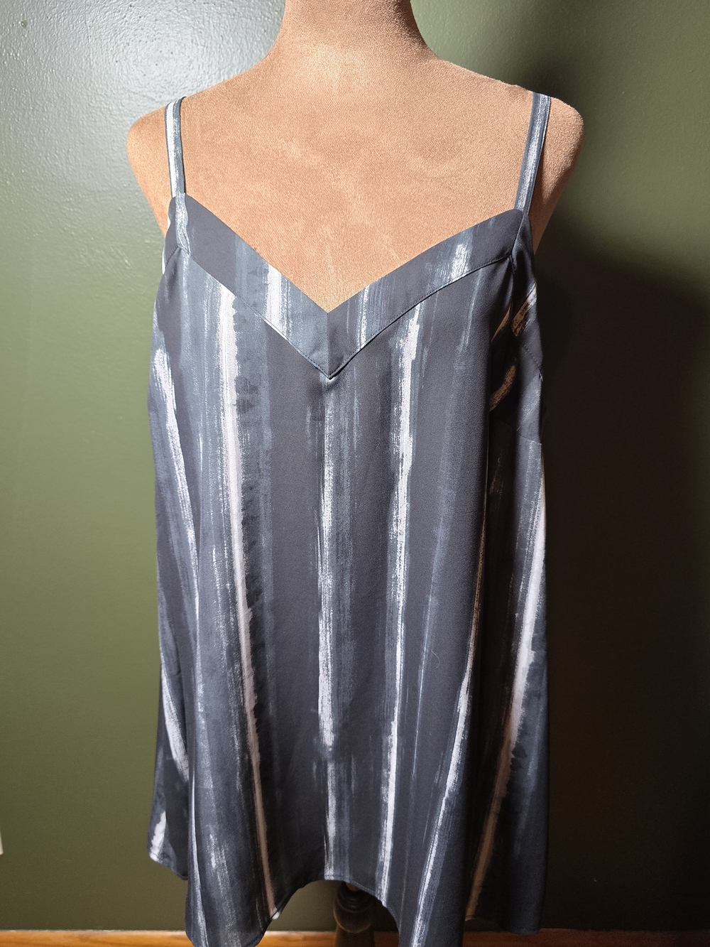 00Torrid Georgette Tunic Cami V-Neck Adj Strap Black White Stripe